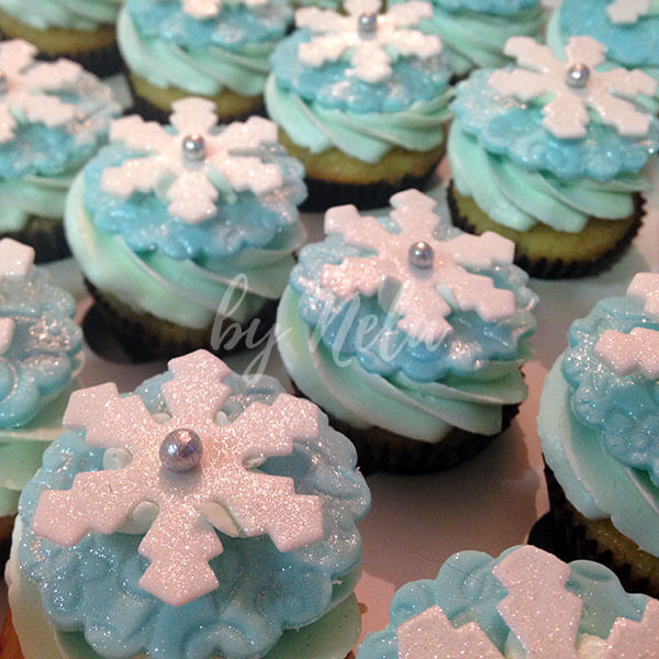 Cupcakes decoradas en celeste y blanco