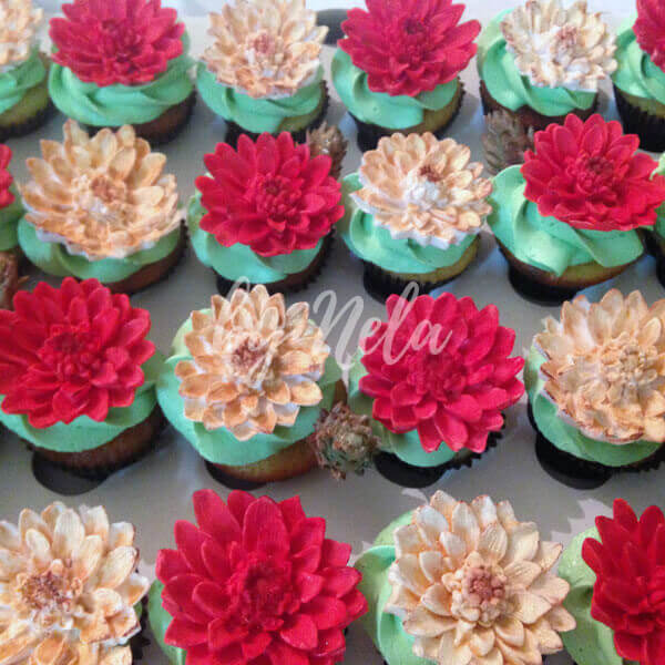 Cupcakes decoradas en fucsia y blanco