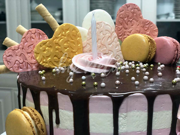Tarta con macarons y galletas con forma de corazones